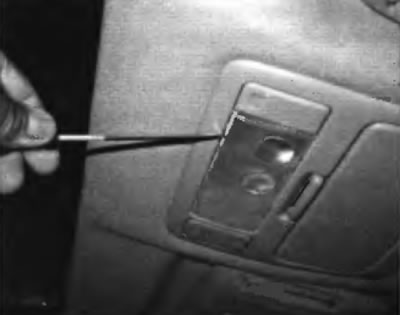 Рис. 19.22. Используя маленькую отвертку, аккуратно подденьте и снимите рассеиватель с лампы для…