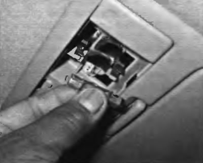 Рис. 19.23. Для извлечения лампы для чтения из корпуса крепко возьмитесь за нее и вытяните ее из…