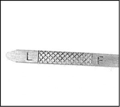 3. Достаньте контрольный щуп из трубки и вытрите его чистой тряпкой или бумажной салфеткой.…