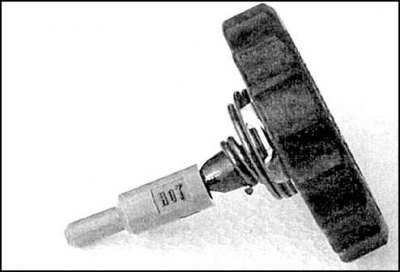 1. Протрите чистой ветошью бачок и пробку бачка.