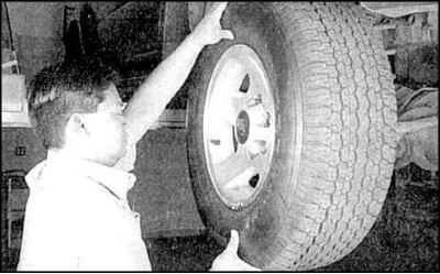 10. Попросите помощника повращать руль, наблюдайте при повороте руля за люфтом в деталях рулевого…