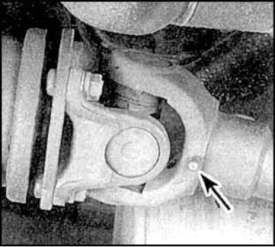 1. Смазка выполняется шприцем через масленки (на части автомобилей отверстия под масленки закрыты…