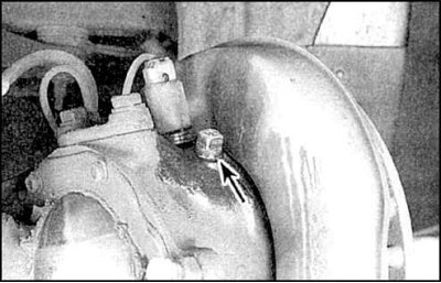 2. Смазку начинайте с поворотного узла (место смазки указано стрелкой). Смазку продолжайте до тех…