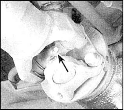 3. Далее смажьте вилку скользящей шлицевой муфты (место смазки указано стрелкой).