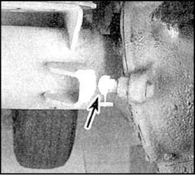 4. Смажьте карданный шарнир (место смазки указано стрелкой).