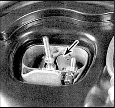 1. Проверка выполняется на холодном двигателе. Обозначьте и отсоедините шланги и снимите крышку…