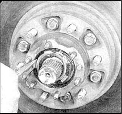 6. Расконтрите наружную гайку и отверните.