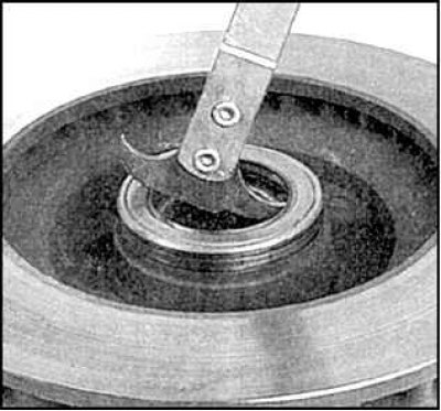 10. Снимите ступицу.