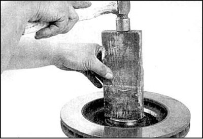 18. Установите внутренний подшипник в ступицу и обмажьте смазкой торец подшипника.