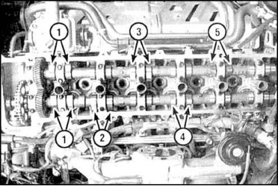 2. Выверните свечи (см. подраздел 2.28), снимите крышку головки цилиндров и установите поршень 1-го…