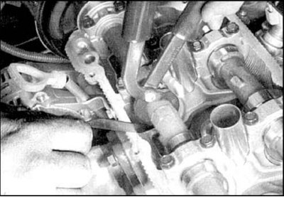 6. Измерив зазоры, проверните коленвал так, чтобы кулачок распредвала первого регулируемого клапана…