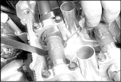 7. Отожмите толкатель и достаньте регулировочную шайбу. Для этого установите приспособление так,…