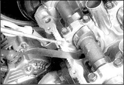 7. Отожмите толкатель и достаньте регулировочную шайбу. Для этого установите приспособление так,…