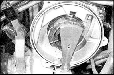 3. Коленвал проворачивается ключом за головку болта шкива по часовой стрелке.