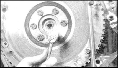 4. Обозначьте метками положение маховика относительно коленвала.