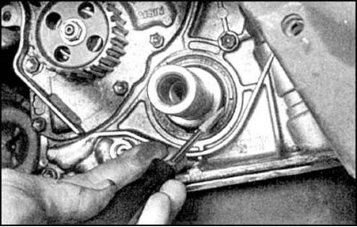 1. Снимите ремни и шкив коленвала.