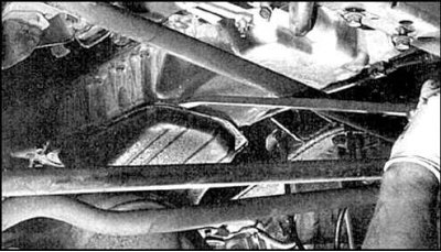 9. Отверните болты поддона 2 (нижней секции).