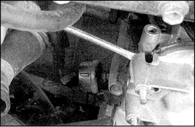 11. Отверните болты (указаны стрелками на фото слева) и гайки рядом со шкивом (указаны стрелками на…