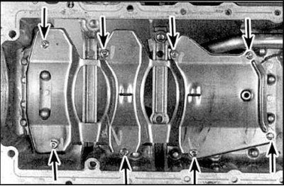14. Отверните гайки крепления маслоприемника (указаны стрелками).