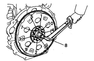 3. Установите маховик (ведущий диск гидротрансформатора) на коленвал. Совместите метки, нанесенные…