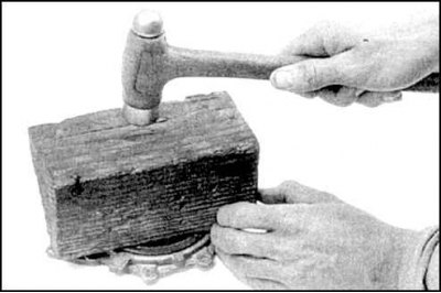 7. Поставив держатель с сальником на два деревянных бруска, выбейте сальник отверткой с обратной…