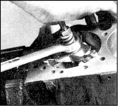 Внимание! Перед снятием поршней и шатунов снимите головку цилиндров, масляный поддон и масляный…