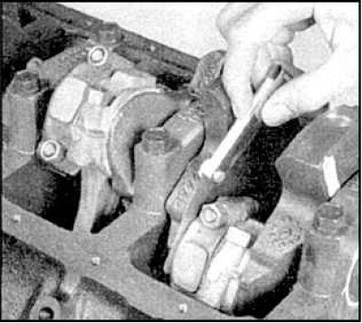 2. Переверните двигатель.