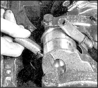 4. При отсутствии меток на шатунах и крышках шатунов накерните на них номер соответствующего…