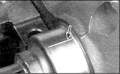 1. Установите упорные полукольца в углубления блока цилиндров. На двигателях 2F и 3F-E полукольца…