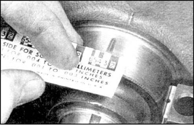 3. Очистите поверхности вкладышей в крышках, установите крышки и затяните болты в три приема с…