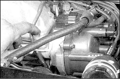 4. Снимите крышку распределителя и, провернув коленвал, установите бегунок напротив высоковольтного…