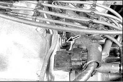 6. Если конструкцией предусмотрено крепление распределителя двумя болтами с заплечиками, то…