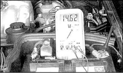 11. Проверьте напряжение на батарее на неработающем двигателе. Напряжение должно быть около 12 В.