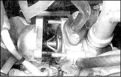 3. Снимите корпус термостата, шланг можно не отсоединять от корпуса.