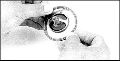 5. Осторожно удалите старое уплотнение.