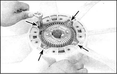 3. Отверните гайки (указаны стрелками) и снимите крыльчатку в сборе с гидромуфтой с вала насоса.