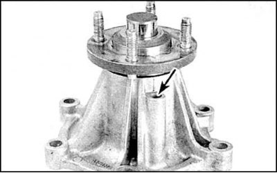 1. На работающем прогретом двигателе осторожно пережмите верхний шланг радиатора и постепенно…