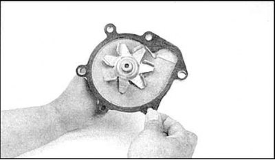 6. Отверните болты (указаны стрелками) и снимите насос.