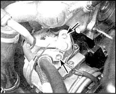 3. Снимите с компрессора ремень.