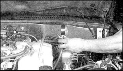 7. При наличии на манометре переходника, отверните болт на распределителе и вверните переходник.