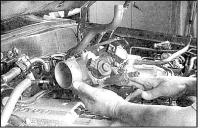 8. Отверните четыре болта крепления камеры дроссельной заслонки.