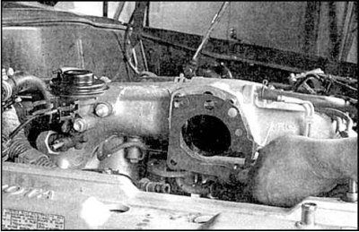 8. Отверните четыре болта крепления камеры дроссельной заслонки.