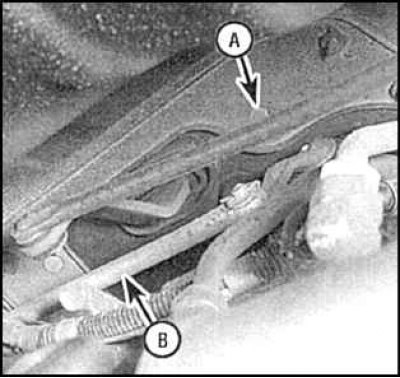 11. Отсоедините от трансмиссии разъемы и вакуумные шланги.