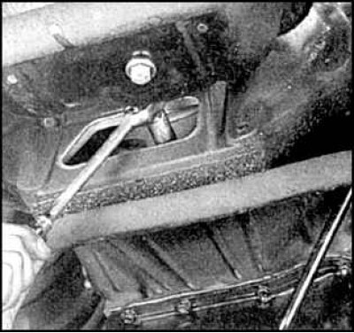 14. Снимите крышку гидротрансформатора. Обозначьте положение гидротрансформатора на ведущем диске.