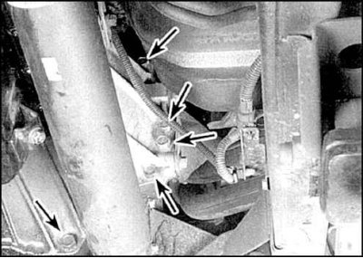 17. Слегка приподнимите трансмиссию и отверните болты и гайки крепления поперечины к раме и снимите…