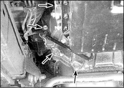 17. Слегка приподнимите трансмиссию и отверните болты и гайки крепления поперечины к раме и снимите…
