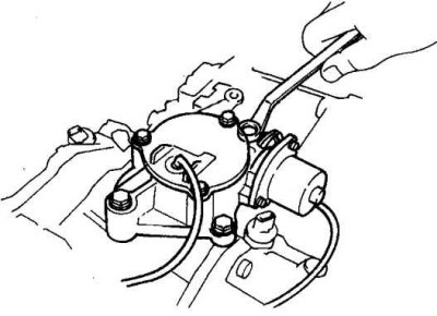 4. Отсоедините шланг сапуна и разъем электропривода.