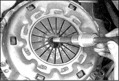 2. Вывесите двигатель и снимите трансмиссию. Если двигатель подпирается снизу, то имейте в виду,…