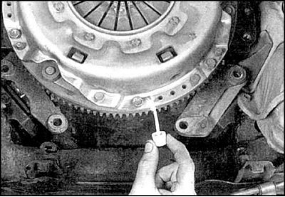 3. Зафиксируйте сцепление, вставив оправку.