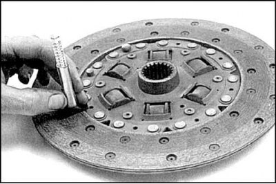 4. Проверьте состояние поверхности фрикционных накладок, измерьте расстояние до головок заклепок…